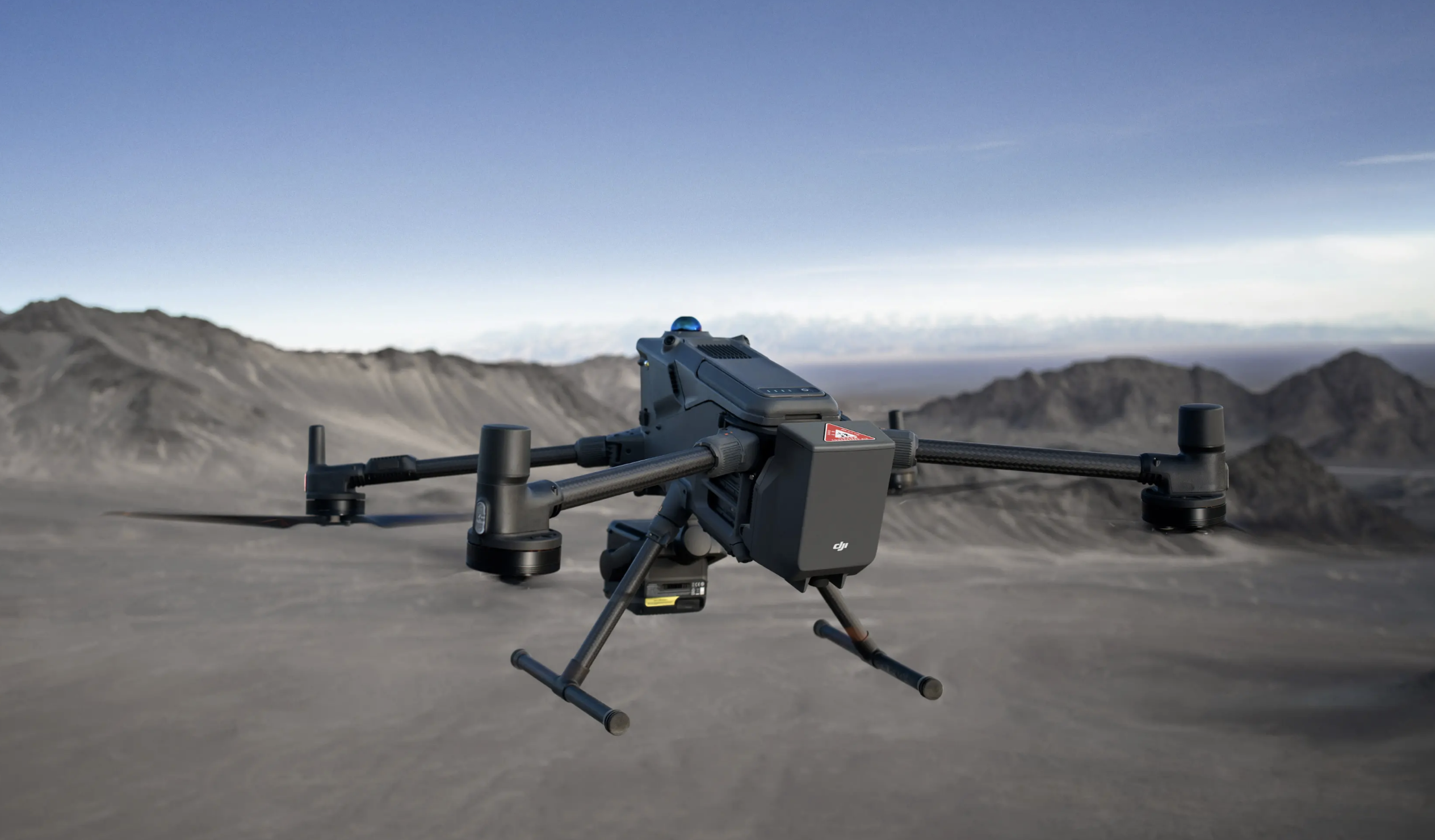 Debütált a DJI AP100 professzionális drón-ejtőernyő